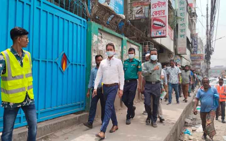 গাজীপুরের টঙ্গীতে সড়কের দুই পাশে অবৈধ স্থাপনা উচ্ছেদে অভিযান