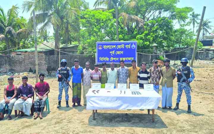 কক্সবাজারে কোস্ট গার্ডের অভিযানে ১০ ডাকাত আটক, ৩ জেলে উদ্ধার