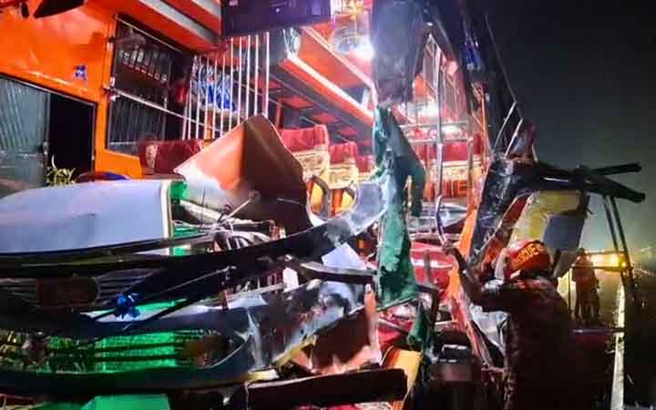 ঢাকা-মাওয়া এক্সপ্রেসওয়েতে বাসের পেছনে কাভার্ড ভ্যানের ধাক্কায় নিহত ১, আহত ১২