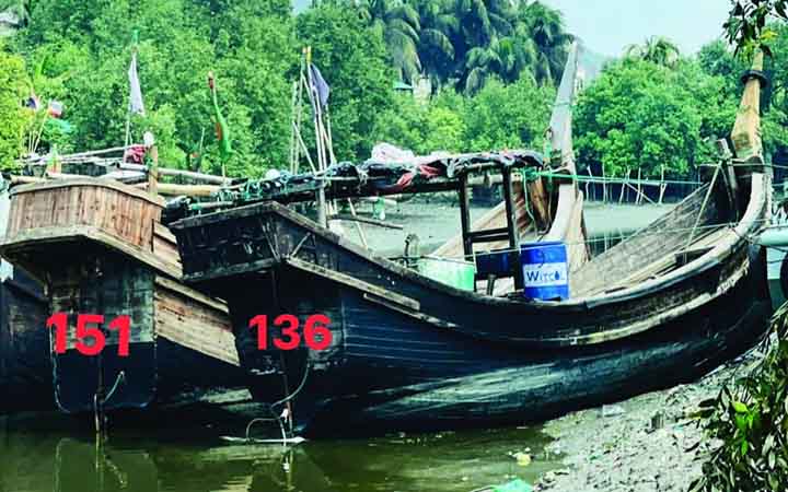 মায়ানমারে পাচারকালে সিমেন্ট ও আলু বোঝাই দুই ট্রলার আটক