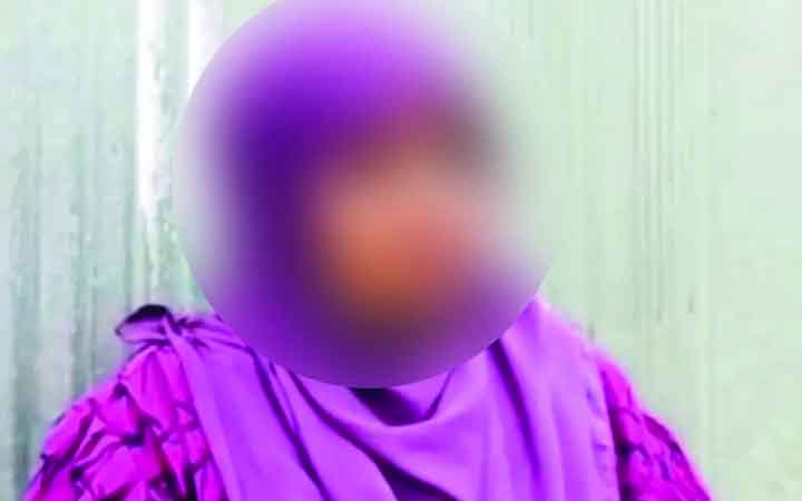 মাদারগঞ্জে বিয়ের দাবিতে যুবকের বাড়িতে অনশনে ৫ সন্তানের জননী