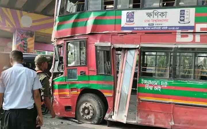 ভয়াবহ দুর্ঘটনার কবলে ঢাবির বাস