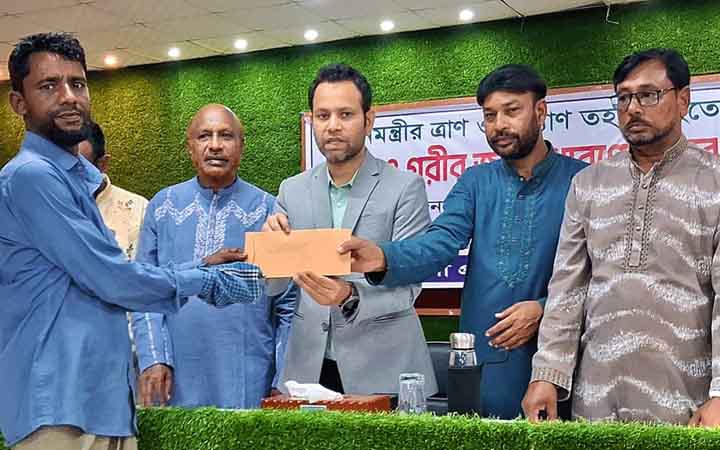 সুনামগঞ্জের বিশ্বম্ভরপুরে প্রধানমন্ত্রীর ত্রাণ তহবিলের অর্থ বিতরণ