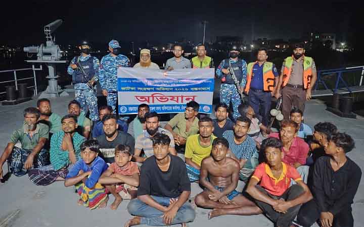মেঘনায় জাটকা ধরায় ২২ জেলে আটক