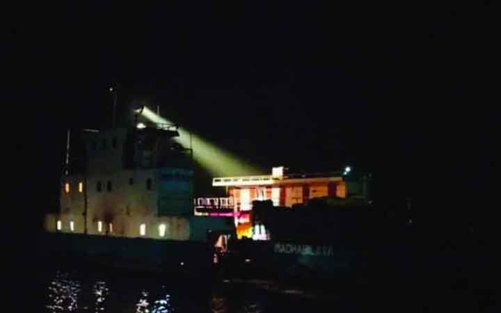 কালবৈশাখী ঝড়ে দৌলতদিয়া-পাটুরিয়া নৌ রুটে ফেরি চলাচল বন্ধ