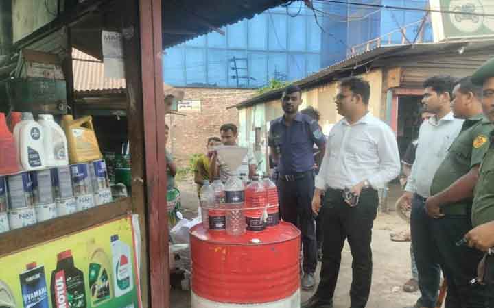 নারায়ণগঞ্জে খোলা বাজারে জ্বালানি তেল বিক্রি, তিন প্রতিষ্ঠানকে জরিমানা