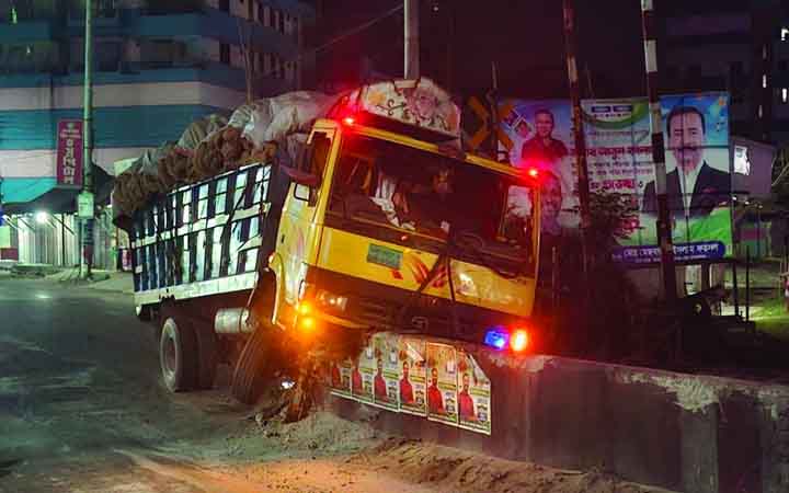 নিয়ন্ত্রণ হারিয়ে সড়ক ভিভাজকের ওপর ট্রাক, চালক-হেলপারসহ আহত ৪