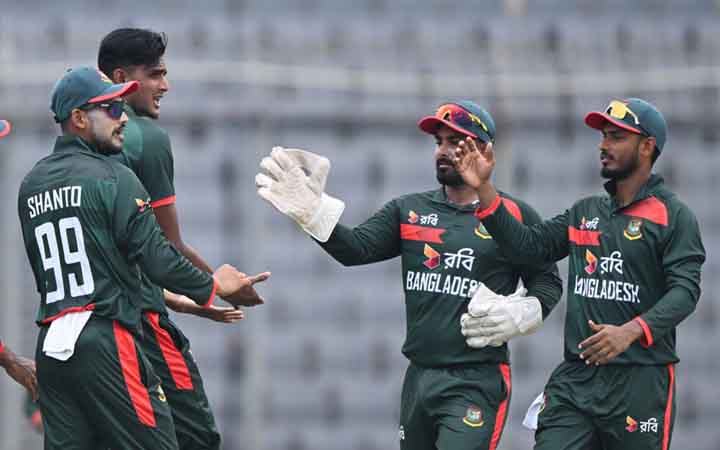 শুরুতেই নিকোলসকে ফেরালেন মোস্তাফিজ