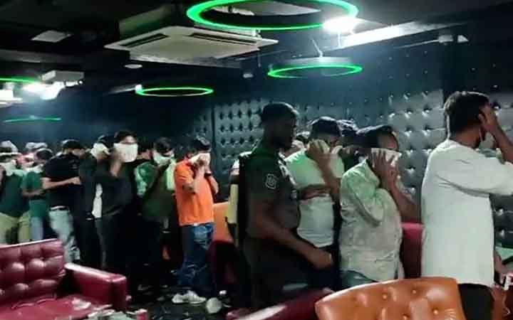 উত্তরায় বারে পুলিশের অভিযান, আটক অন্তত ১৪০ জন