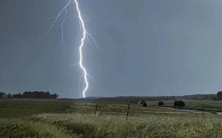 বজ্রপাতের সময় নিজেকে নিরাপদ রাখবেন যেভাবে