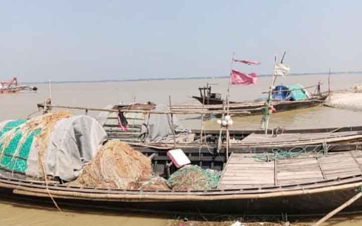 নিষেধাজ্ঞা শেষে রাতে নদীতে নামবেন জেলেরা