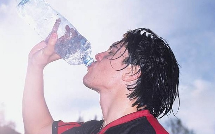 তাড়াহুড়ায় পানি পানে যত ক্ষতি