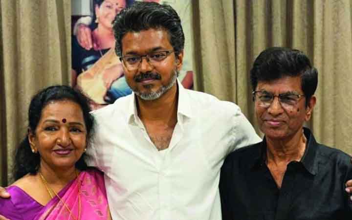 ছেলে বিজয়ের ঐতিহাসিক সাফল্যে বাবা-মায়ের আবেগঘন প্রতিক্রিয়া