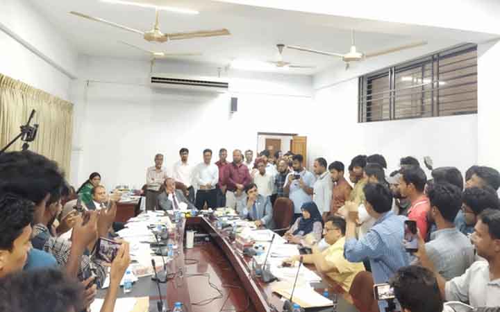 সিন্ডিকেট সভা ঘিরে উত্তেজনা, শনিবারে বাস চালুর অনুমোদন দিল ঢাবি প্রশাসন
