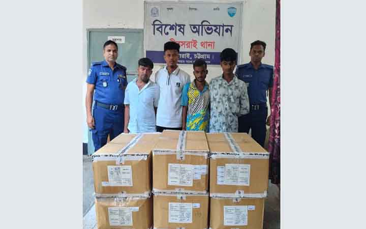 বিদেশে শিপমেন্টের জন্য নেওয়ার পথে গার্মেন্টস পণ্য লুট, গ্রেপ্তার ৪