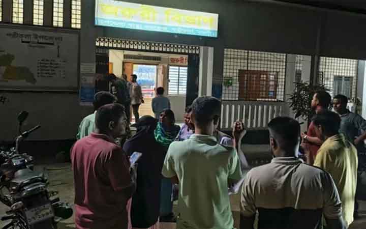 নওগাঁয় প্রাইভেটকার নিয়ন্ত্রণ হারিয়ে ব্রিজে ধাক্কা, নিহত ২