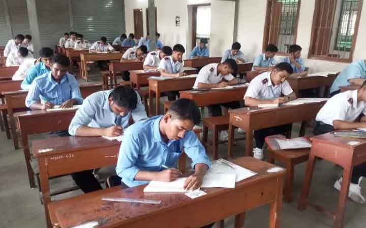 আড়াইহাজারে ভুল সিলেবাসে পরীক্ষা; ৫৪ পরীক্ষার্থীর ফল নিয়ে অনিশ্চয়তা