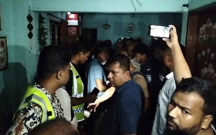বাসায় ঢুকে গৃহবধূকে কুপিয়ে হত্যা, স্বামী-ছেলেকে জখম