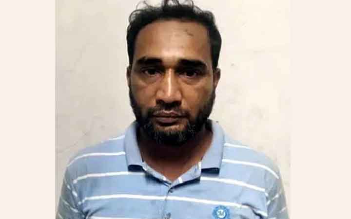 বাসার গেটে চাপাতি ঠেকিয়ে ছিনতাই, ভিডিও ভাইরালের পর গ্রেপ্তার ১