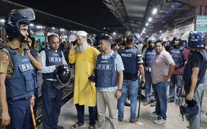 ভৈরব রেলস্টেশনে প্ল্যাটফর্ম দখল নিয়ে সংঘর্ষ, ৮ পুলিশসহ আহত ৩০