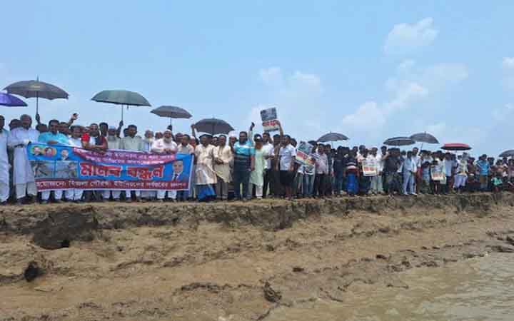 মেঘনা নদীর ভাঙন রোধে স্থায়ী বাঁধের দাবিতে হিজলায় মানববন্ধন