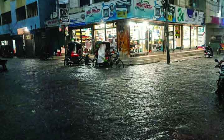 মাত্র সোয়া তিন ঘণ্টার বৃষ্টিতে পানিতে তলিয়ে গেছে খুলনা
