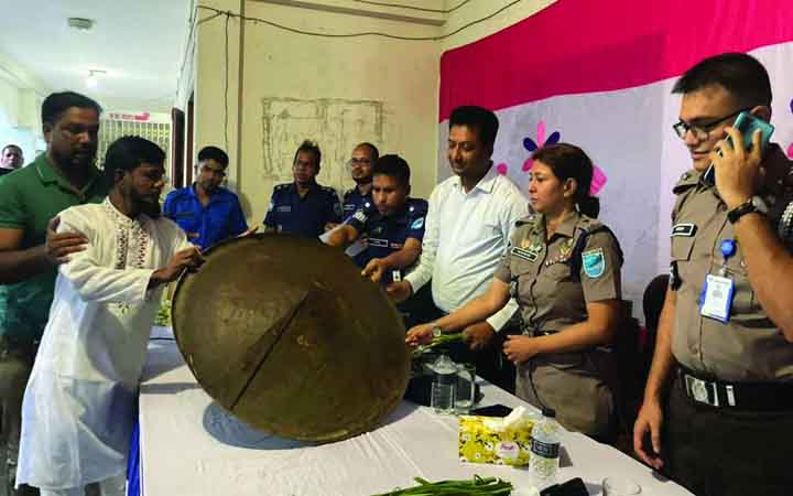 সালথায় দাঙ্গা না করার শর্তে দেশীয় অস্ত্র জমা দিল ৬ গ্রামবাসী