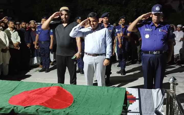 রাষ্ট্রীয় মর্যাদায় বীর মুক্তিযোদ্ধা আমির হোসেনের দাফন সম্পন্ন