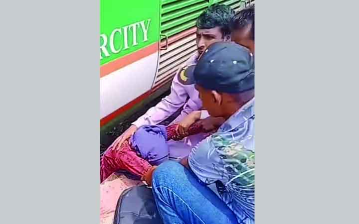 গাইবান্ধায় ট্রেনে কাটা পড়া থেকে অল্পের জন্য রক্ষা পেল কিশোরী