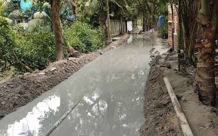 অবৈধভাবে তোলা কাদাবালুতে সড়কের কাজ