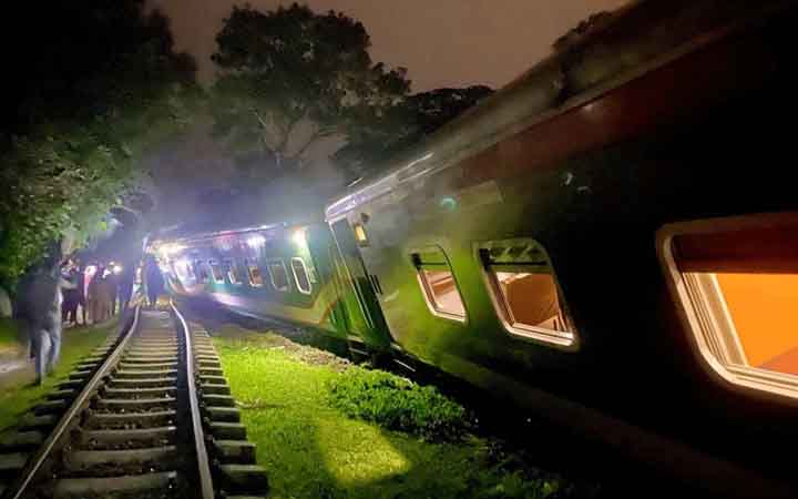 গৌরীপুরে লাইনচ্যুত ৩ বগি রেখেই চট্টগ্রামের পথে বিজয় এক্সপ্রেস