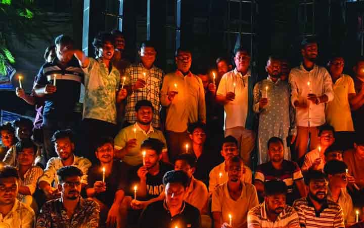 মোমবাতির আলোয় গণ-অভ্যুত্থানের শহীদদের স্মরণ করল ছাত্রদল