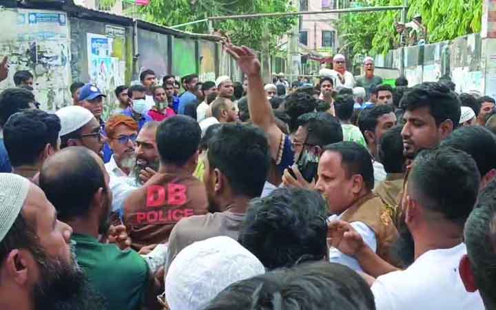 শিক্ষককে অব্যাহতি ঘিরে উত্তপ্ত দেওভোগ মাদরাসা