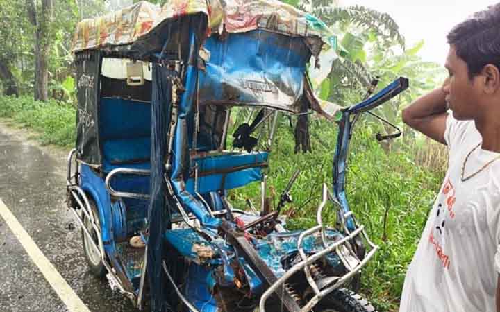 নাটোরে ইজিবাইকে ট্রাকের ধাক্কা, প্রাণহানি বেড়ে ৩