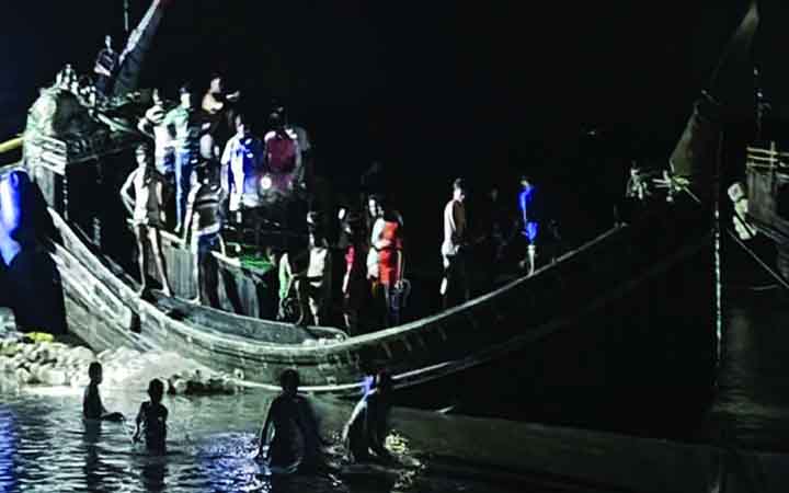 কুতুবদিয়া চ্যানেলে ট্রলারডুবি, চার মরদেহ উদ্ধার, নিখোঁজ একজন