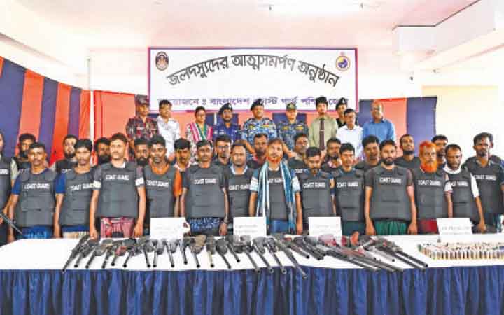সুন্দরবনের ‘ছোট জাহাঙ্গীর’ বাহিনীর ২৭ সদস্যের আত্মসমর্পণ