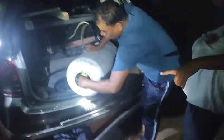 প্রাইভেট কারের গ্যাস সিলিন্ডার থেকে ৩০ হাজার ইয়াবা উদ্ধার, চালক আটক