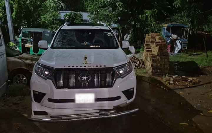 এবার ল্যান্ড ক্রুজারে সেনাবাহিনীর স্টিকার লাগিয়ে ইয়াবা পাচারের চেষ্টা, ভেস্তে দিল পুলিশ