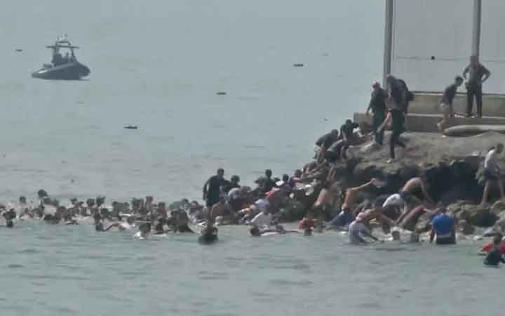 সাগর সাঁতরে মরোক্কো থেকে স্পেন ঢুকলেন হাজারো অভিবাসী