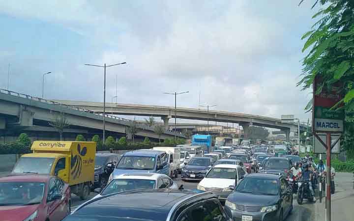 রাজধানীর বিমানবন্দর সড়কে তীব্র যানজট