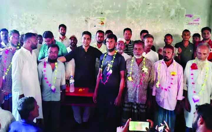 শ্যামনগরে বিএনপিতে যোগ দিলেন জামায়াতের ১২ নেতাকর্মী