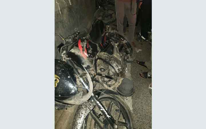 দুই মোটরসাইকেল ও সিএনজিকে কাভার্ড ভ্যানের চাপা, নিহত ২