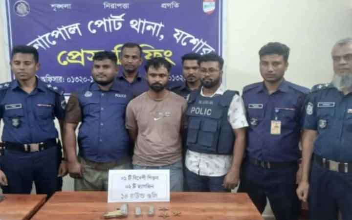 বেনাপোলে বিদেশি পিস্তল-গুলিসহ যুবক গ্রেফতার