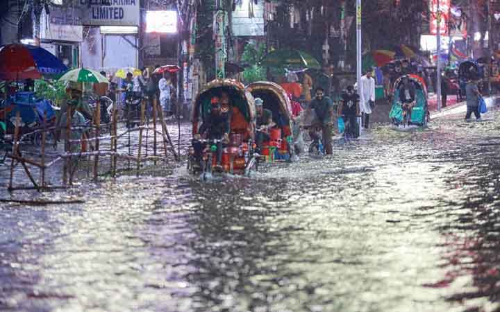 গভীর রাতেও রাজধানীতে মুষলধারে বৃষ্টি, ভোগান্তিতে নগরবাসী