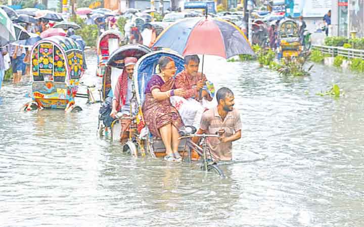 কয়েক ঘণ্টার বৃষ্টিতে ফের ডুবল চট্টগ্রাম নগরী দুর্ভোগে মানুষ