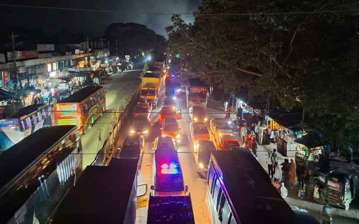 গজারিয়ায় রাতেও ঢাকা-চট্টগ্রাম মহাসড়কে তীব্র যানজট, কারণ কী