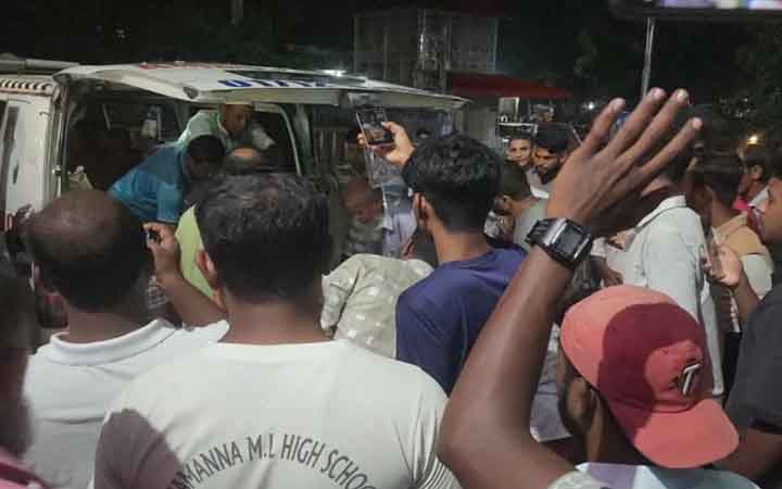 ঝিনাইদহে চাচাতো ভাইয়ের দায়ের কোপে যুবকের পা বিচ্ছিন্ন