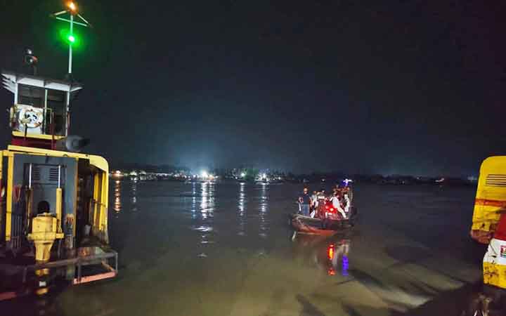 মাঝনদীতে ফেরির ধাক্কায় ট্রলারডুবি, অল্পের জন্য রক্ষা পেলেন ৩০ যাত্রী