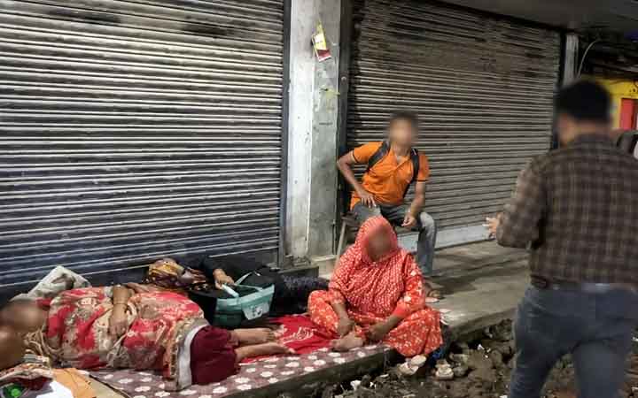 হোটেল না পেয়ে পশ্চিমবঙ্গে ফুটপাতেই রাত কাটাচ্ছেন চিকিৎসা নিতে যাওয়া বাংলাদেশিরা