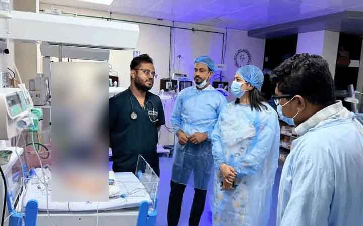 হাসপাতালে এসে লিফটেই সন্তানের জন্ম, অসচ্ছল মা-শিশুকে বিনামূল্যে চিকিৎসা